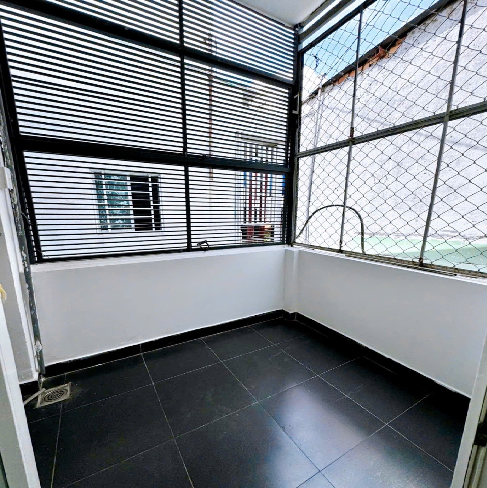 Bán nhà hẻm Bành Văn Trân, QUẬN TÂN BÌNH, gần Cách Mạng Tháng Tám, DT 56 m2, Giá 4.2 tỷ - Ảnh 1
